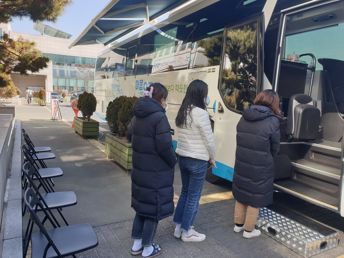남동구가 민원담당 직원들의 심리치료 지원을 위해 운영 중인 마음안심버스. ( 사진 = 남동구 제공 )