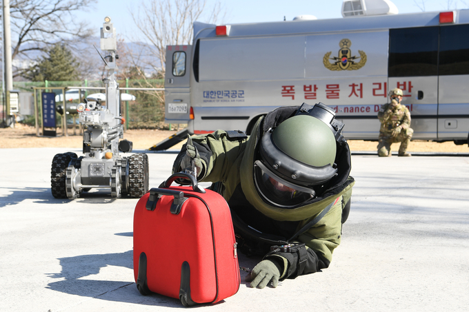 EOD 요원이 IED 대응 및 무력화 훈련에 임하고 있다. (사진=공군 15비 제공)