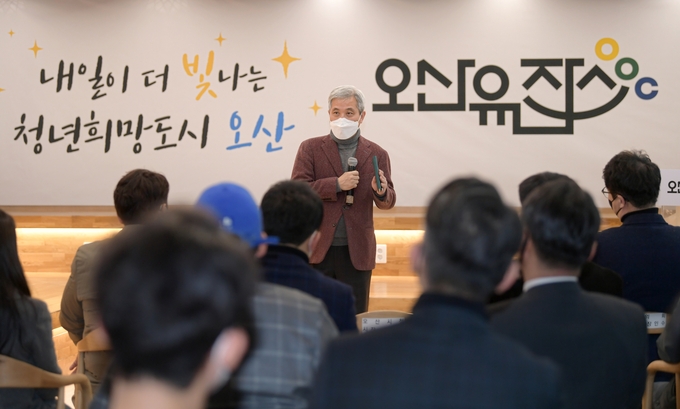 곽상욱 오산시장이 지난 22일 두번째 청년일자리카페 유잡스 운암점 개점을 축하격려하고 있다.(사진=오산시 제공)