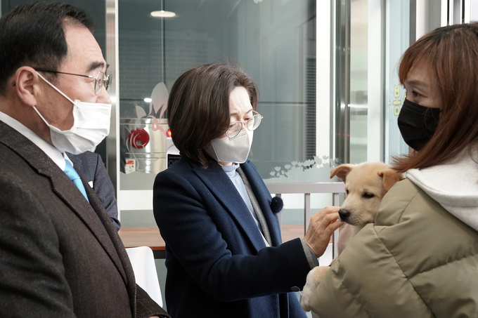 은수미 시장과 윤창근 시의장이 반려동물 돌봄센터가 보호중인 유기견을 살펴보고 있다. (사진=성남시 제공)