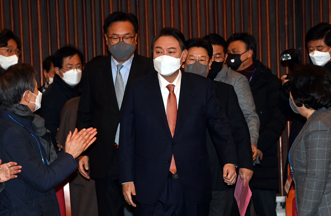 민의힘 윤석열 대선 후보가 24일 오전 국회도서관에서 열린 '여야 전직 국회의장ㆍ국회의원 윤석열 후보 지지 선언'에 참석하고 있다. (사진=국회사진기자단/연합뉴스 제공)