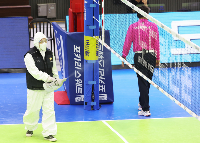 지난 22일 경기도 수원실내체육관에서 열린 프로배구 V리그 여자부 수원 현대건설과 화성 IBK기업은행의 경기에서 관계자가 세트가 끝난 후 방역을 하고 있다. (사진=연합뉴스)