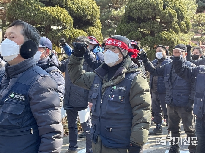 24일 경기민노총은 고용노동부 경기지청서 중대재해처벌법 위반 사업장 철저 조사 및 최고 경영자 기소 촉구를 위한 집회를 열었다. (사진=김한별 기자)