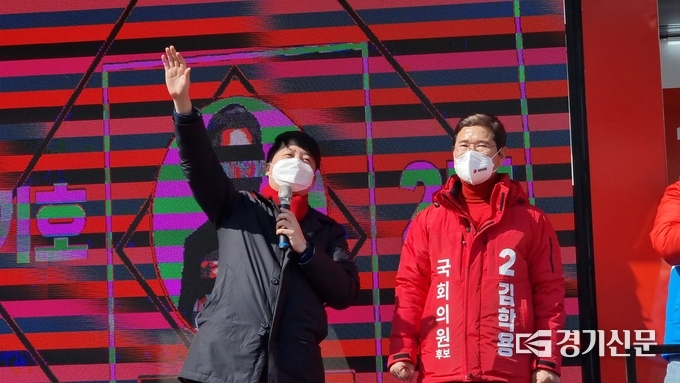  지지를 호소하는 이준석 국민의힘 대표와 김학용 국민의힘 안성시 국회의원 후보(사진=정성우 기자)