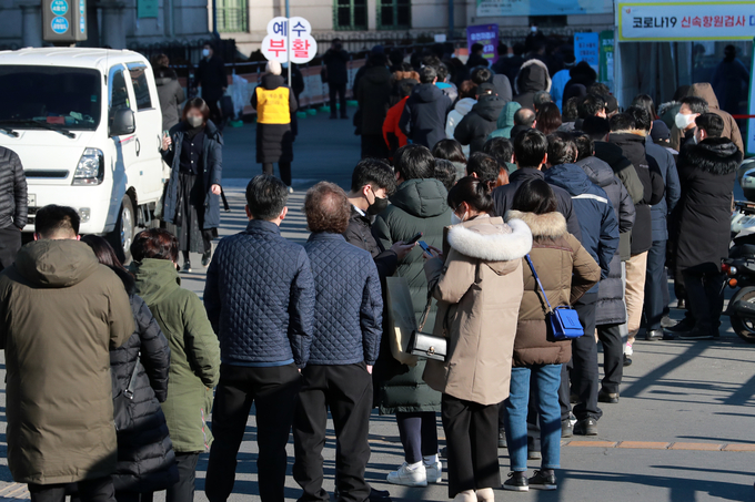코로나19 검사 긴줄 (사진=연합뉴스/자료사진)