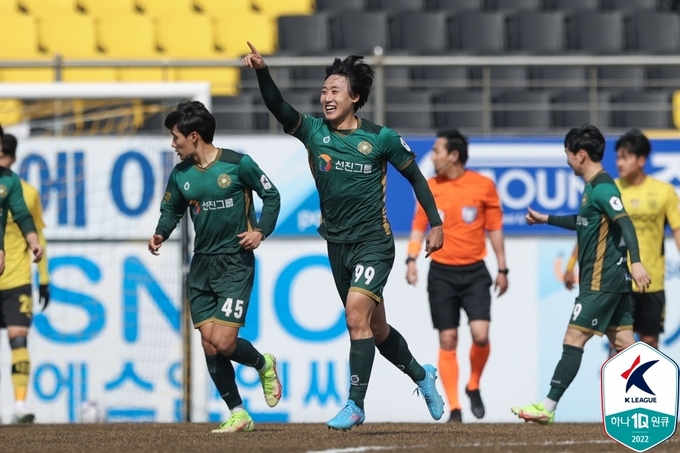 26일 전남 광양축구전용구장에서 열린 하나원큐 K리그2 2022 2라운드 김포FC와 전남 드래곤즈의 경기에서 김포FC 손석용이 선제골을 기록한 뒤 세리머니를 하고 있다. (사진=한국프로축구연맹 제공)