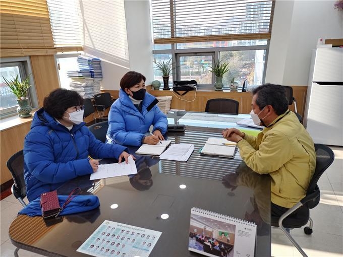 안양시의회 이채명의원이 지난 23일 동안보건소 찿아 코로나 119 극복 위해 고생하는 직원들 격려하고 있다.(사진=안양시의회 제공)