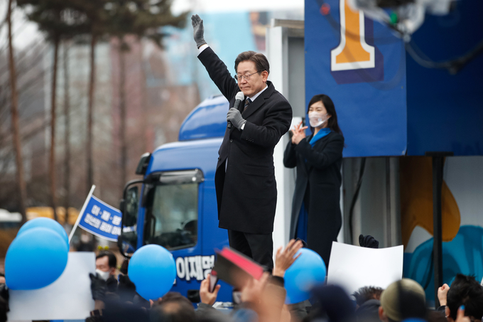 더불어민주당 이재명 대선후보가 26일 경기도 고양시 일산문화공원에서 열린 '고양의 수도권 서북부 경제 중심지 도약을 위해!' 고양 집중 유세에서 지지를 호소하고 있다. (사진=공동취재/연합뉴스)