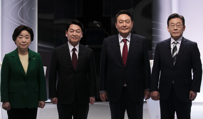25일 서울 상암동 SBS 스튜디오에서 열린 중앙선거관리위원회 주관 제20대 대통령선거 후보자 2차 정치분야 방송토론회에서 정의당 심상정(왼쪽부터), 국민의당 안철수, 국민의힘 윤석열, 더불어민주당 이재명 대선후보 (사진=국회사진기자단/연합뉴스)