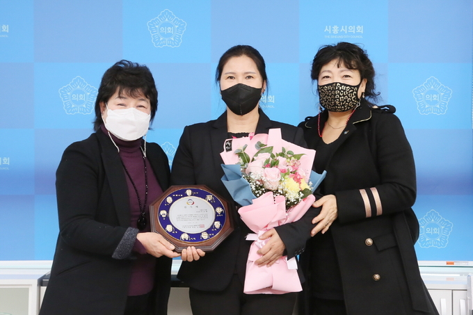 이금재 부의장(가운데) 경기도 여성단체협의회 감사패를 받은 후 기념 촬영을 했다.(사진=시흥시의회 제공).