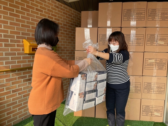 광주시청 공무원이 관내 감염 취약계층에게 자가 진단키트를 제공하고 있다.(사진=광주시 제공)