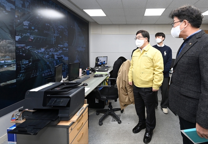 신동헌 시장이 시민들의 범죄예방등 민생치안을 위해 시 CCTV 통합관제센터를 방문해 점검등 근무자들을 격려하고 있다/광주시 제공