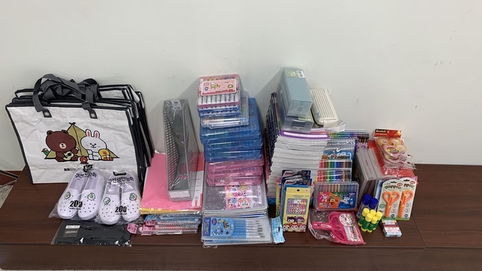 광주시 경안동의 특화 사업으로 관내 저소득층 예비 초등학교 학생에게 새학기 학용품을 지원 하고 있다.(사진=광주시 제공)