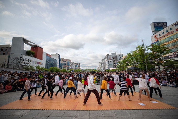 '안산국제거리극축제' 공연 모습. (사진=안산문화재단 제공)