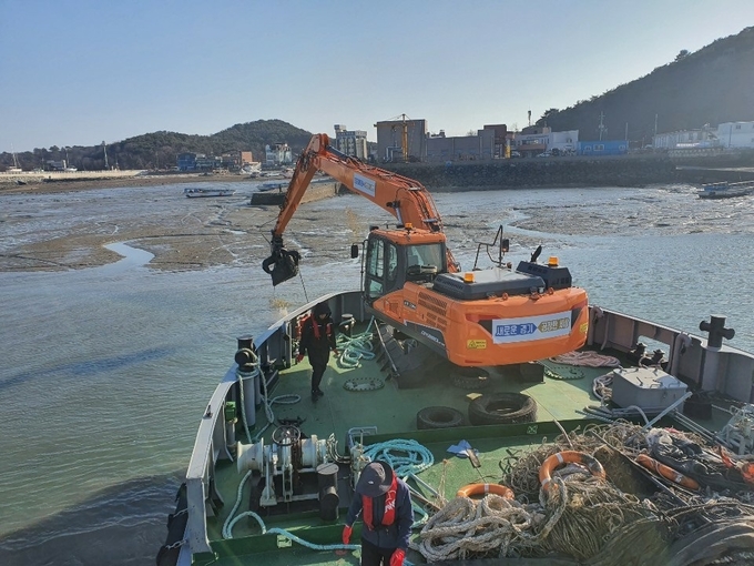 암초 제거 중인 모습 (사진=경기도 제공)