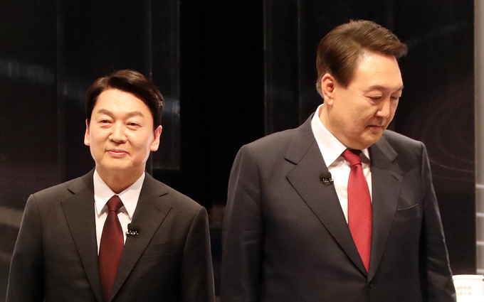 25일 서울 상암동 SBS 스튜디오에서 열린 중앙선거관리위원회가 주관하는 제20대 대통령선거 후보자 2차 정치분야 방송토론회에서 국민의힘 윤석열 대선후보(오른쪽)와 국민의당 안철수 대선후보가 기념촬영을 한 뒤 자리로 이동하고 있다. (사진=국회사진기자단/연합뉴스 제공)