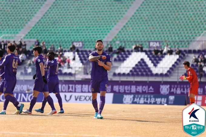 27일 안양종합운동장에서 열린 하나원큐 K리그2 2022 2라운드 충남 아산과 FC안양의 경기에서 FC안양 조나탄이 선제골을 기록한 뒤 세리머니를 하고 있다. (사진=한국프로축구연맹 제공)