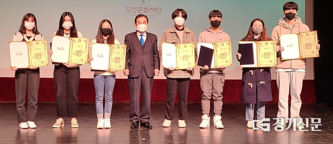 졸업장을 받은 학생들이 박윤국 이사장(포천시장)과 기념촬영하고 있다. (사진=문석완 기자)