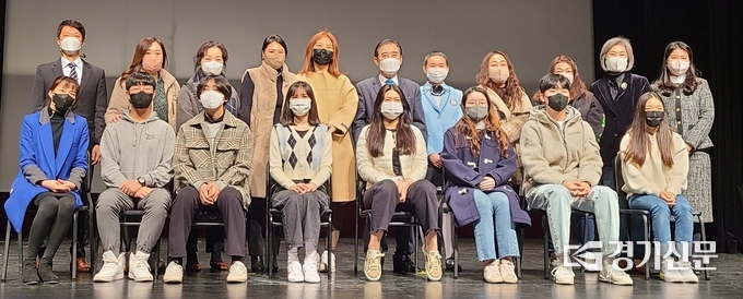 행사가 끝난 후 졸업생과 학부모들이 박윤국 이사장과 기념촬영하고 있다. (사진=문석완 기자)