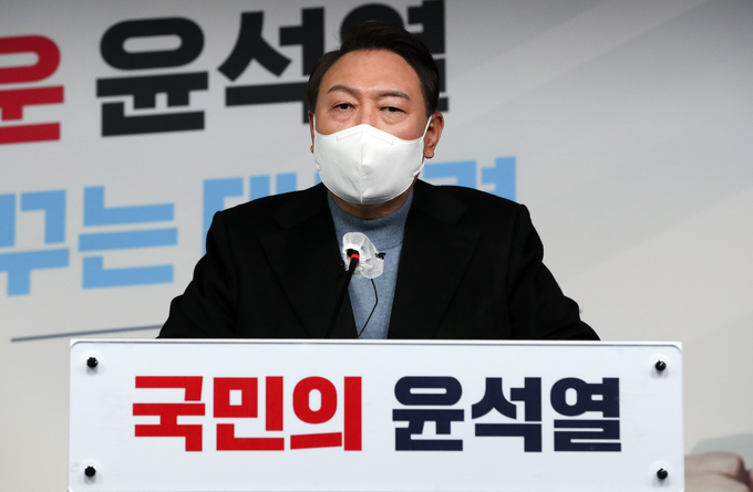 국민의힘 윤석열 대선 후보가 27일 오후 서울 여의도 중앙당사에서 열린 국민의당 안철수 대선 후보와의 단일화 협상 관련 기자회견에서 취재진 질문에 답하고 있다. (사진=공동취재/연합뉴스 제공)