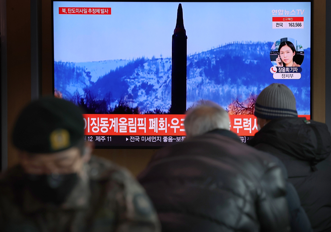 27일 오전 서울역 대합실에 시민들이 북한 탄도미사일 추정 발사체 발사 뉴스를 시청하고 있다. (사진=연합뉴스/자료사진)