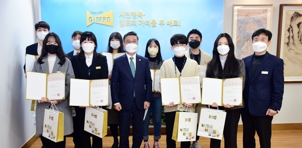 시보기간을 끝내고 신규 임용을 받은 새내기 공무원들이 정하영 시장과 기념촬영을 하고 있다. (사진= 김포시 제공)