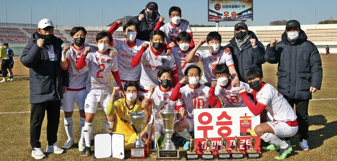 지난 27일 경남 고성군종합운동장에서 열린 제44회 문화체육관광부장관배 전국고등학교 축구대회에서 정상에 오르며 창단 후 첫 전국대회 우승을 차지한 의정부 광동고 축구부가 기념촬영을 하고 있다. (사진=광동고등학교 제공)
