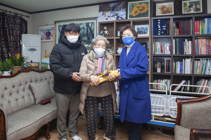 경기도의회 의원들은 3·1절을 앞두고 도내 항일 애국지사 전원의 자택을 방문했다. (사진=경기도의회 제공)