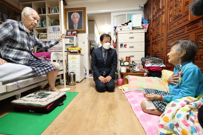 경기도의회 의원들은 3·1절을 앞두고 도내 항일 애국지사 전원의 자택을 방문했다. 사진=경기도의회 제공)