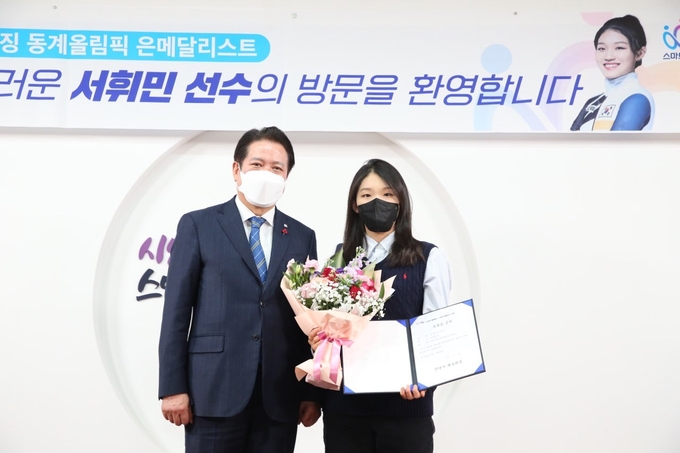 베이징 올림픽 은메달리스트 서휘민 선수가 최대호 안양시장 예방했다.(사진=안양시 제공)