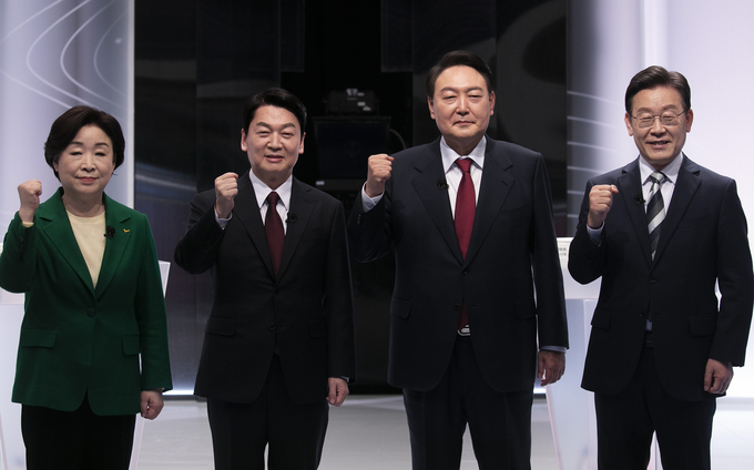 방송토론 앞서 기념촬영하는 대선후보들 (사진=연합뉴스/자료사진)