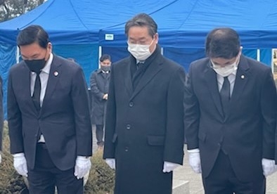 3.1절을 맞아 수봉산 현충탑을 참배하고 있는 유정복 전 시장(가운데). ( 사진 = 유정복 전 시장 제공 )