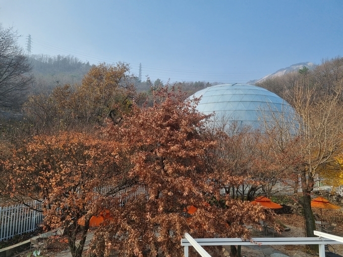남양주시가 논란속에 추진중인 별내면 청학리 수락산 자락 문화공원 조성 예정 부지 일원이며 특혜 의혹이 거론되고 있는 인근 카폐에서 본 전경.(사진=이화우 기자)