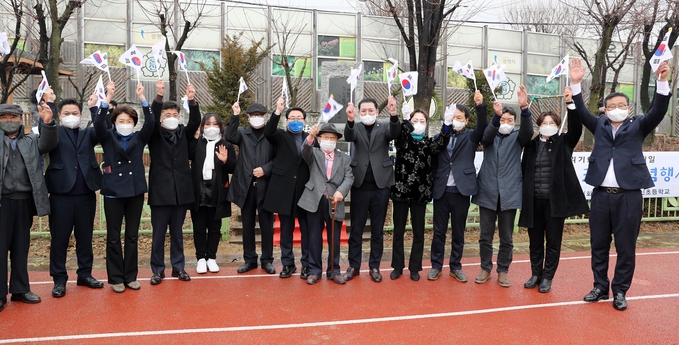 1일 광명시의회 의원들이 광명시 독립운동의 발상지인 온신초등학교 기념비에서 헌화하고 시민들과 함께 태극기를 들고 독립만세 삼창을 외치고 있다.(사진=광명시 제공)