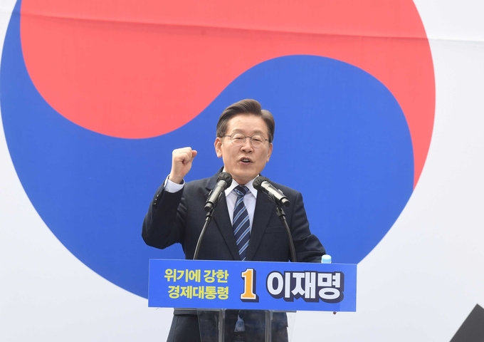 더불어민주당 이재명 대선후보가 1일 서울 명동에서 열린 '3·1정신으로 여는 대한민국 대전환!' 서울집중유세에서 지지를 호소하고 있다.(사진=국회사진기자단/연합뉴스 제공)