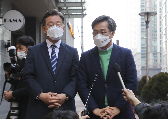 더불어민주당 이재명 대선 후보와 새로운물결 김동연 대선 후보가 1일 오후 서울 마포의 한 카페에서 회동한 후 취재진의 질문에 답하고 있다. (사진=국회사진기자단/연합뉴스 제공)