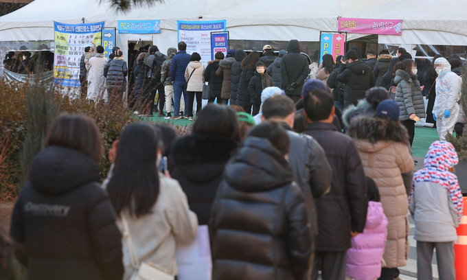  2일 오전 서울 송파구보건소 선별진료소에서 시민들이 신속항원검사 및 PCR 검사를 받기 위해 대기하고 있다. 중앙방역대책본부는 이날 0시 기준 신규 확진자가 21만9천241명 늘어 누적 349만2686명이 됐다고 밝혔다. (사진=연합뉴스)