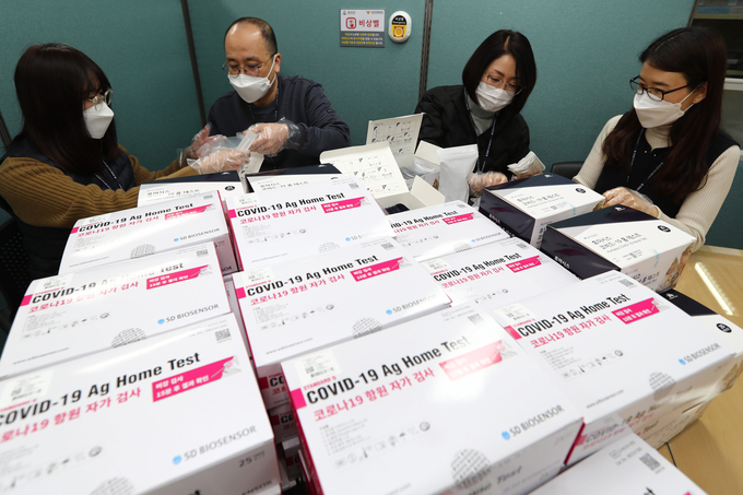 옹진군 관계자들이 취약계층에 제공할 신속항원검사키트를 포장하고 있다. ( 사진 = 옹진군 제공 )