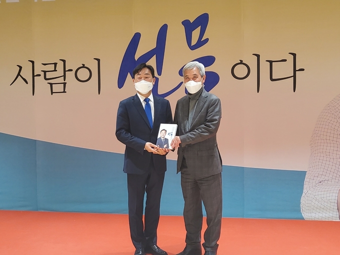 곽상욱 오산시장(오른쪽)이 문영근 전 의장과 함께 기념촬영을 하고 있다.(사진=지명신 기자)