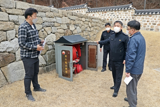 서병주 광주소방서장, 행궁 내 호스릴소화전을 점검하고 있다.(사진=광주소방서 제공)