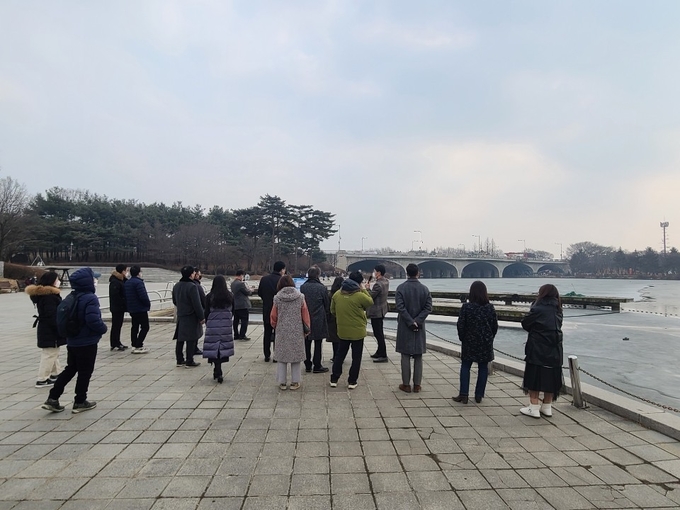랜드마크 조성 자문단이 일산호수공원을 찾아 현장 점검을 하고 있다.(사진= 고양시 제공)
