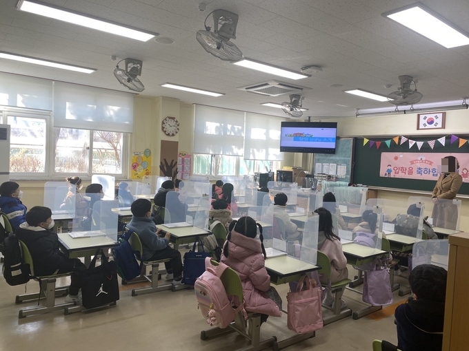 교실에 들어온 신입생들이 학교 안내 영상을 통해 학교 소개를 받고 있다. (사진= 이명호 기자) 