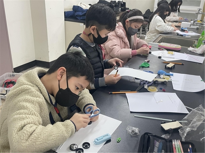 과학영재교육원 브릿지 과정학생들이 ‘바퀴의 역사와 자동차 만들기’수업에서 자동차 바퀴를 제작하고 있다. (사진=가천대학교 제공)