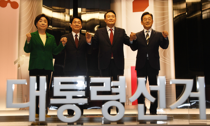 25일 서울 상암동 SBS 스튜디오에서 열린 중앙선거관리위원회가 주관하는 제20대 대통령선거 후보자 2차 정치분야 방송토론회에서 정의당 심상정, 국민의당 안철수, 국민의힘 윤석열, 더불어민주당 이재명 대선후보가 토론에 앞서 기념촬영을 하고 있다. (사진=국회사진기자단/연합뉴스)