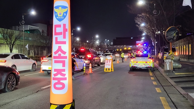지난 1일 밤 수원시내 한 도로에서 수원중부경찰서 경찰들이 일제히 음주 단속을 실시하고 있다. (사진=김한별 기자)