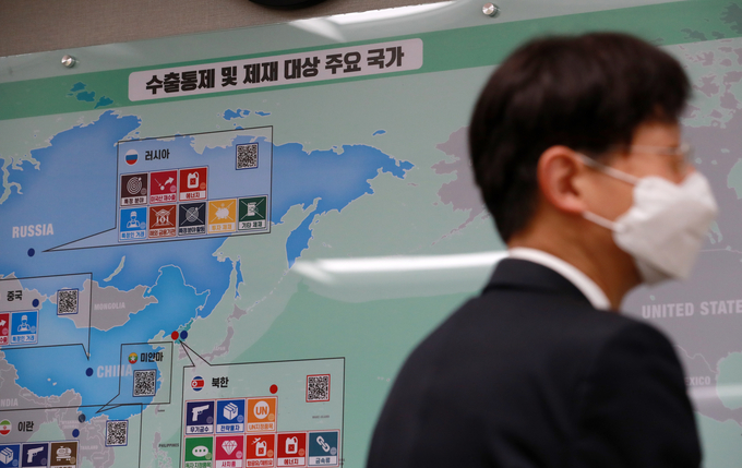 난달 24일 서울 강남구 전략물자관리원에 국제사회 수출통제 및 제재 대상 주요 국가가 표시되고 있다. 정부는 이날 "국제사회의 거듭된 경고에도 러시아가 어떠한 형태로든 전면전을 감행할 경우, 우리 정부로서도 대러 수출통제 등 제재에 동참할 수밖에 없다"고 밝혔다. (사진=연합뉴스/자료사진)