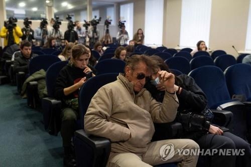 우크라이나 정부 관리의 언론 브리핑에 참석한 숀 펜. (사진=로이터/연합뉴스 제공)