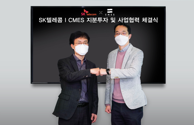 SK텔레콤 AI로보틱스 소프트웨어 개발 전문기업 씨메스와 100억원의 신규 투자를 포함한 AI 로봇 물류분야 사업 협력을 위한 업무협약을 맺었다고 3일 밝혔다. 협약식 종료 후 최낙훈 SKT 스마트팩토리 CO 담당(왼쪽)과 씨메스 이성호 대표가 기념사진을 촬영하고 있다. (사진=SKT 제공)