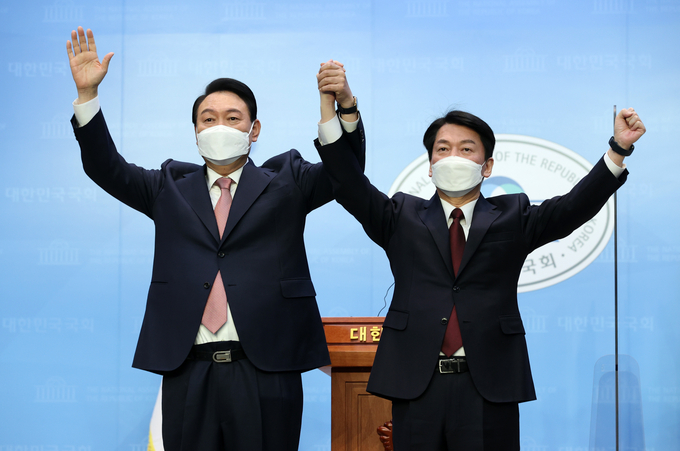 국민의힘 윤석열 대선 후보와 국민의당 안철수 대선 후보가 3일 오전 국회 소통관에서 단일화 기자회견을 마치며 포즈를 취하고 있다. (사진=국회사진기자단/연합뉴스 제공)