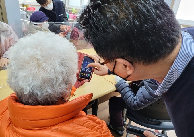 파주시 교하동의 경기행복마을관리소에서 스마트 기기 활용법을 배우고 있는 어르신(사진=파주시 제공)